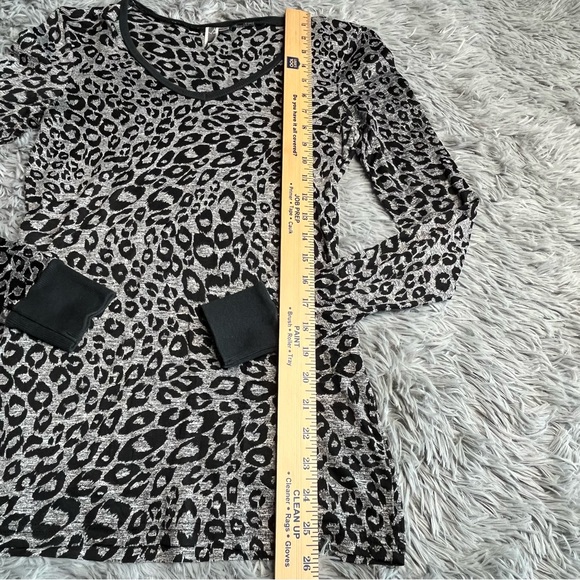 BKE Buckle Shirt Womens Large Cheetah Print Vneck Translucent Gray Black - Picture 4 of 7